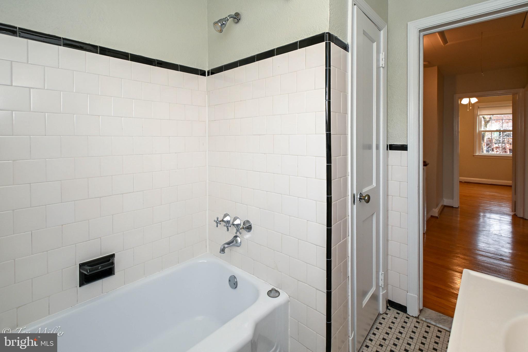 127 Stanmore Road Baltimore, MD 21212 - Photo 14 of 37 UL Full Bathroom w Tub/Shower Combo & Linen Closet