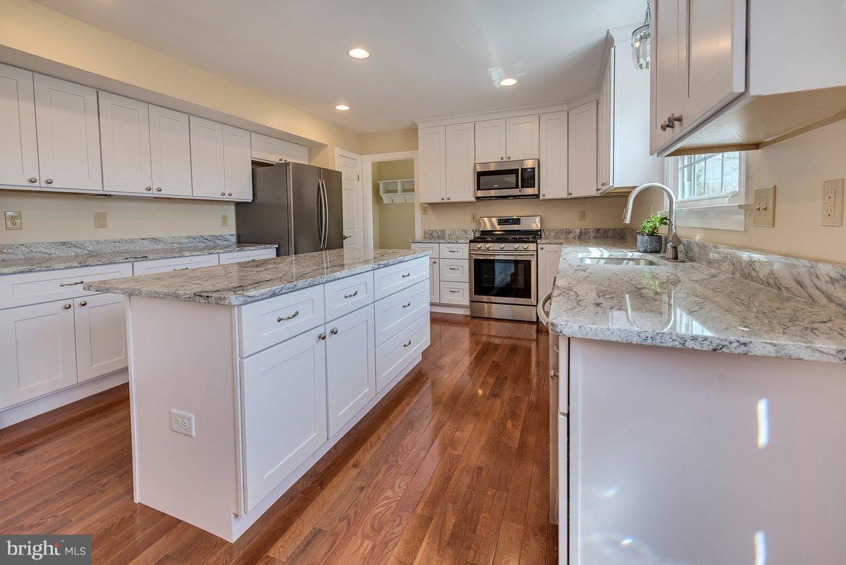 17001 Spates Hill Road Poolesville, MD 20837 - Photo 4 of 30 New kitchen features stainless appliances.......