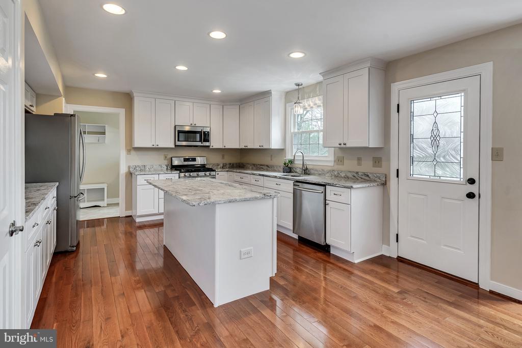 17001 Spates Hill Road Poolesville, MD 20837 - Photo 5 of 30 ....granite counters, new cabinets, and storage!