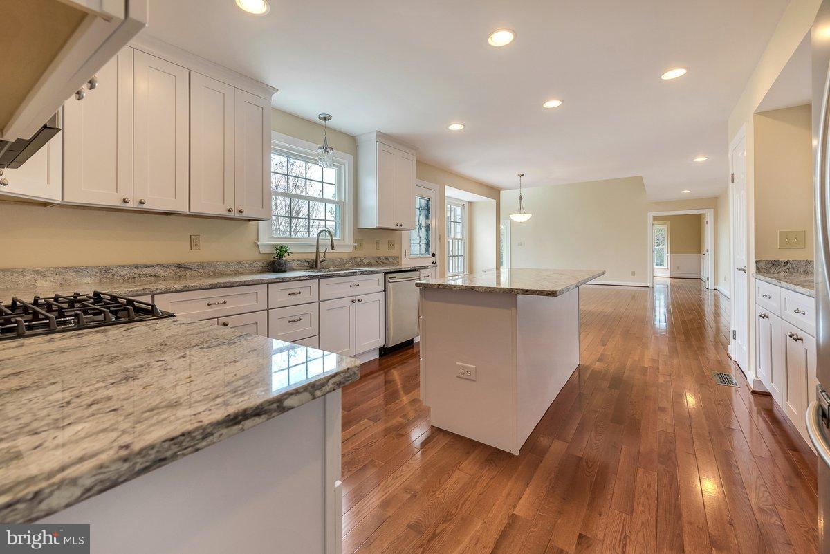 17001 Spates Hill Road Poolesville, MD 20837 - Photo 7 of 30 Keep an eye on the family room from the kitchen!
