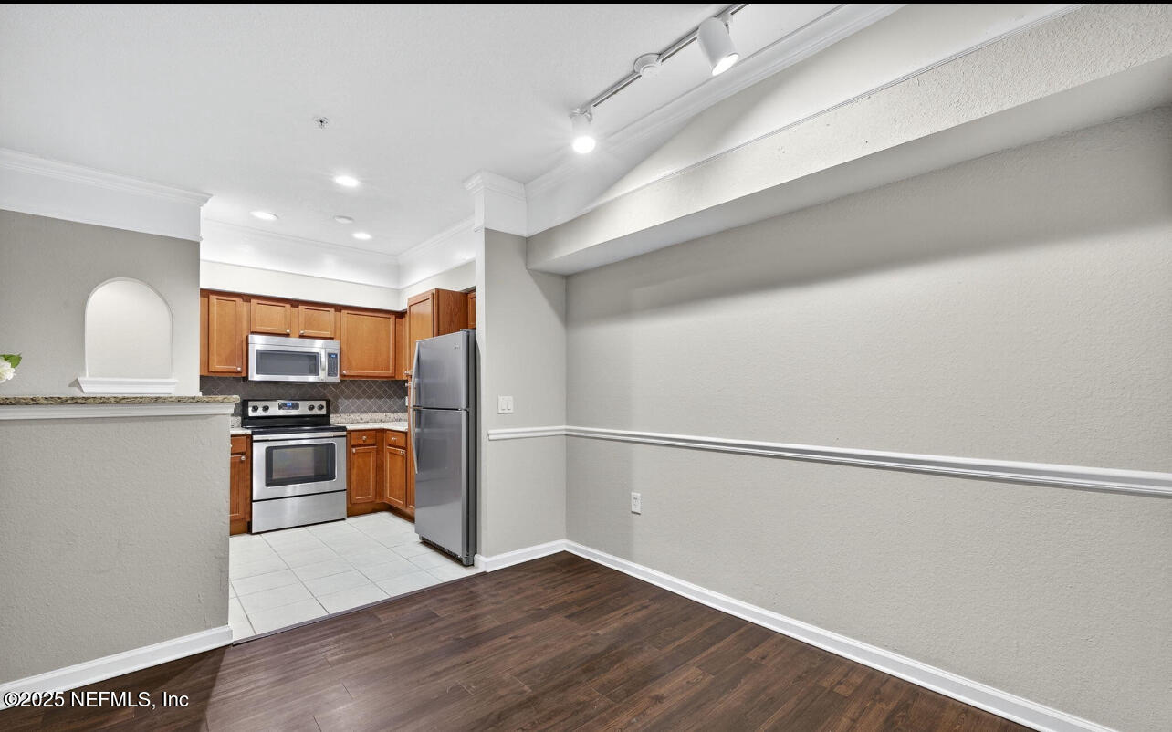 8550 Touchton Road, Unit 911 Jacksonville, FL 32216 - Photo 7 of 8 Dining area and kitchen