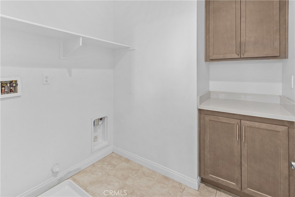 32063 Dayspring Way Temecula, CA 92591 - Photo 29 of 65 Upstairs laundry