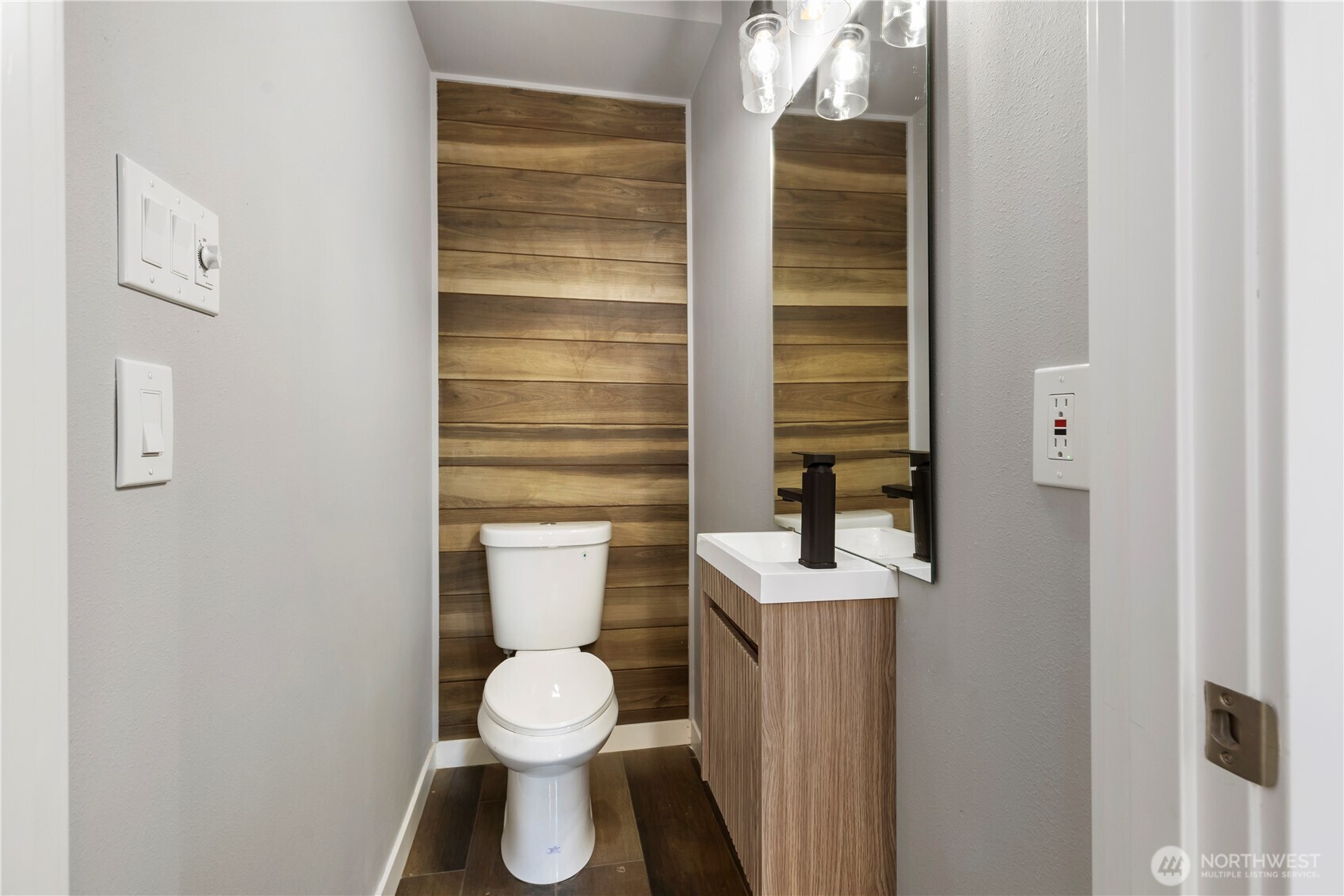 2421 Southwest Findlay Street Seattle, WA 98106 - Photo 6 of 13 Gallery Image 6