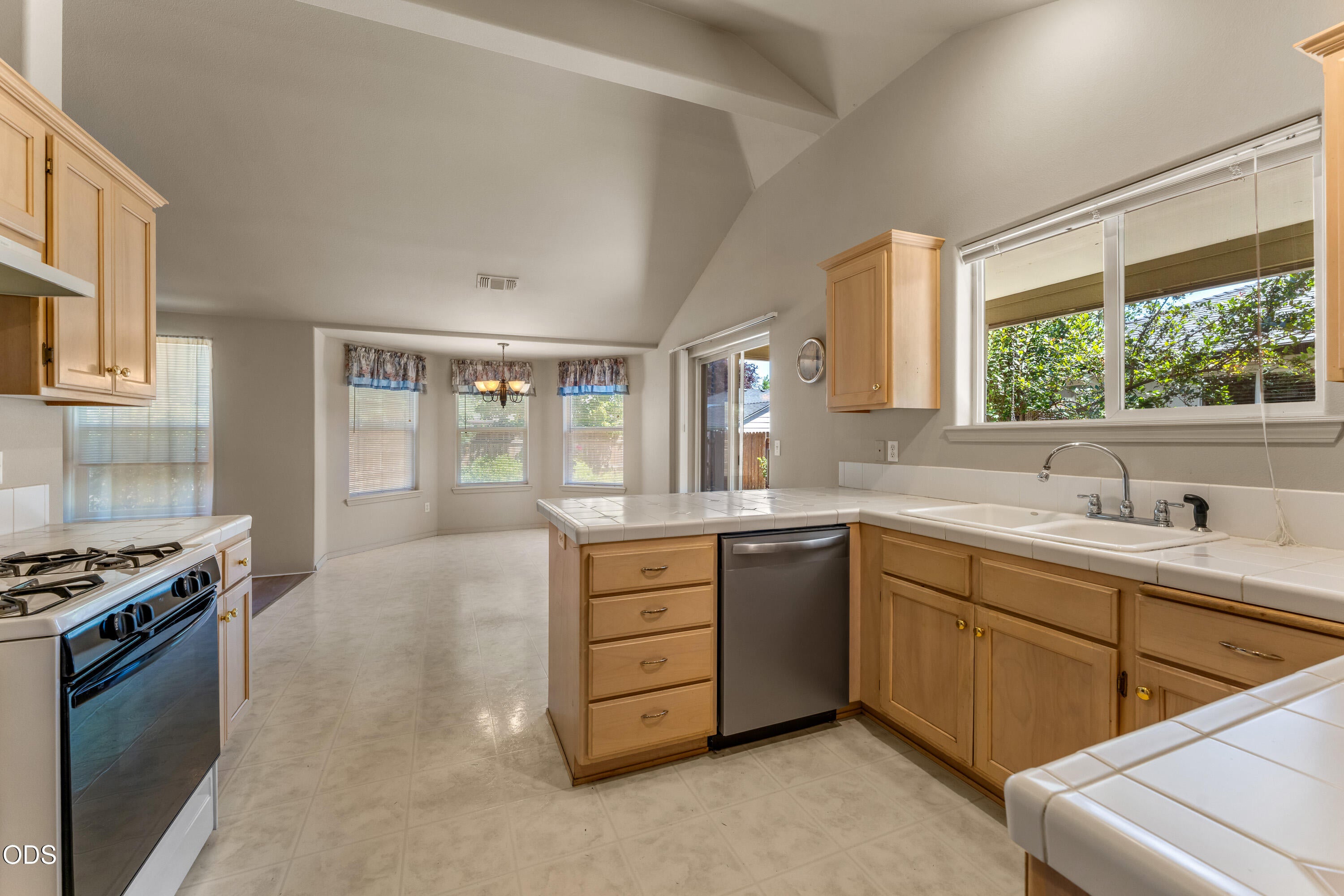 1222 Greentree Way Central Point, OR 97502 - Photo 7 of 27 Gallery Image 7
