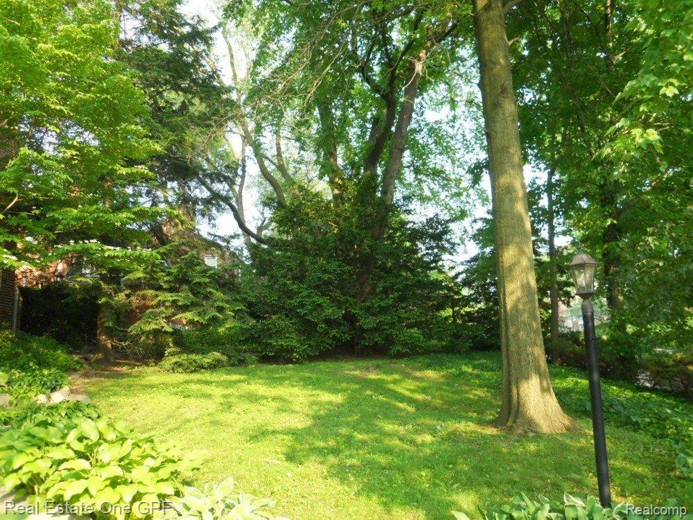 242 Merriweather Road Grosse Pointe, MI 48236 - Photo 3 of 23 front yard