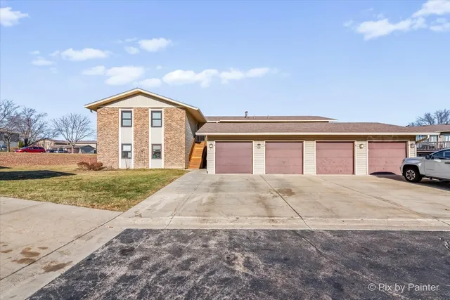 $2,200 | 5815 Wilshire Court, Unit D, Hanover Park, IL 60133