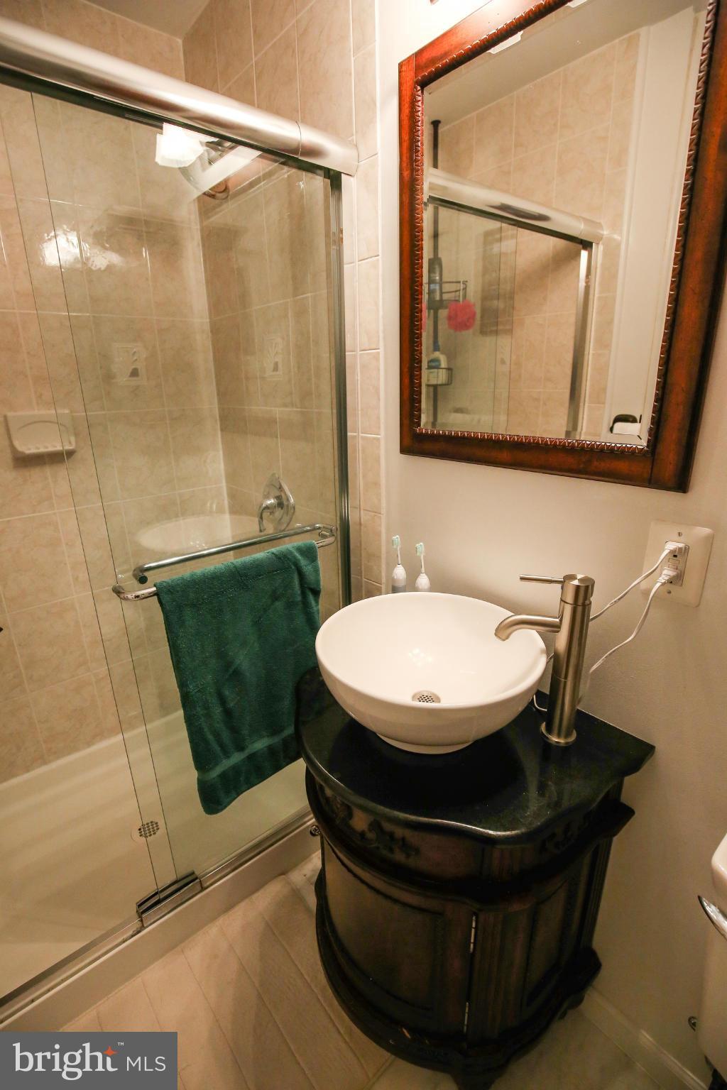 6210 Hanover Avenue Springfield, VA 22150 - Photo 23 of 30 Bath (Master)
