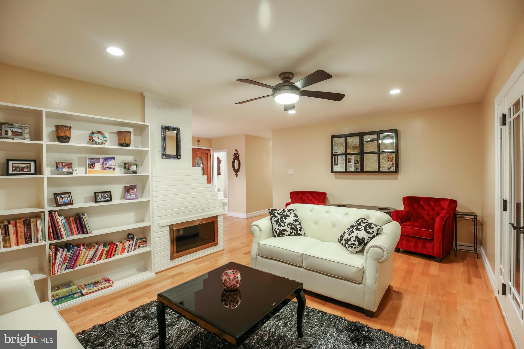 6210 Hanover Avenue Springfield, VA 22150 - Photo 8 of 30 Living Room