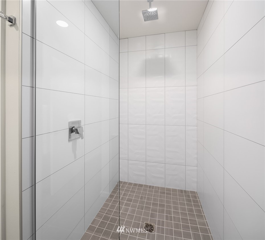 13735 35th Avenue Northeast, Unit B Seattle, WA 98125 - Photo 17 of 20 a bathroom with a shower