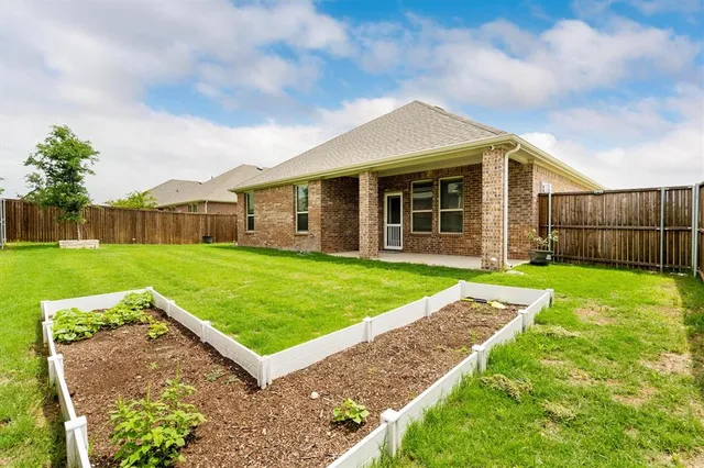 a view of a house with backyard and porch