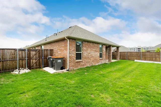 a view of a house with backyard and porch