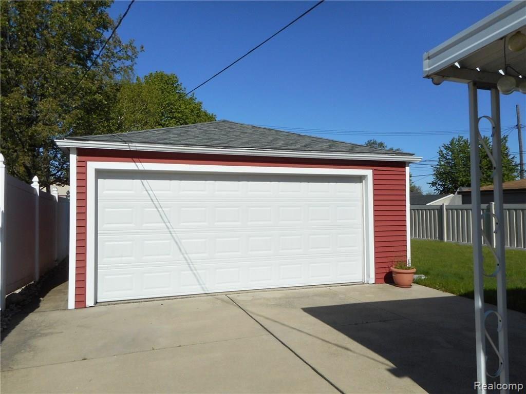 17544 Clark Street Riverview, MI 48193 - Photo 7 of 61 TWO CAR GARAGE