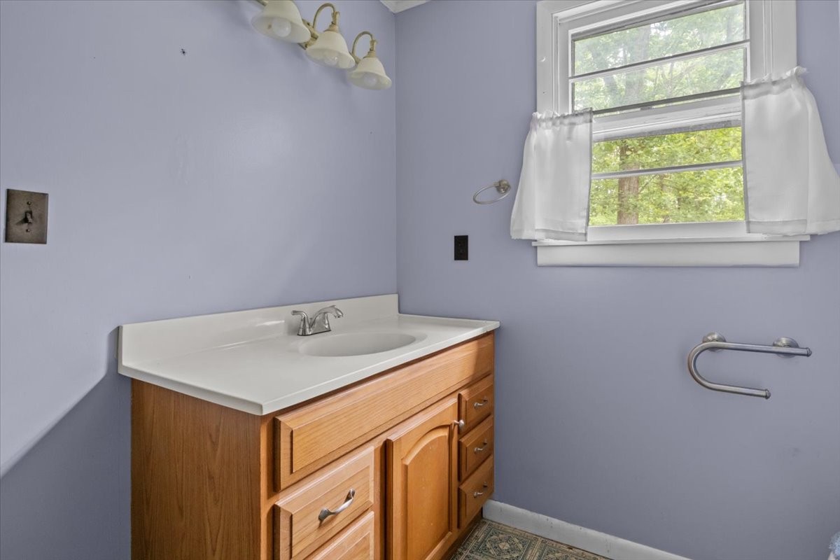 7158 Bahne Road Fairview, TN 37062 - Photo 18 of 37 a utility room with dryer and washer