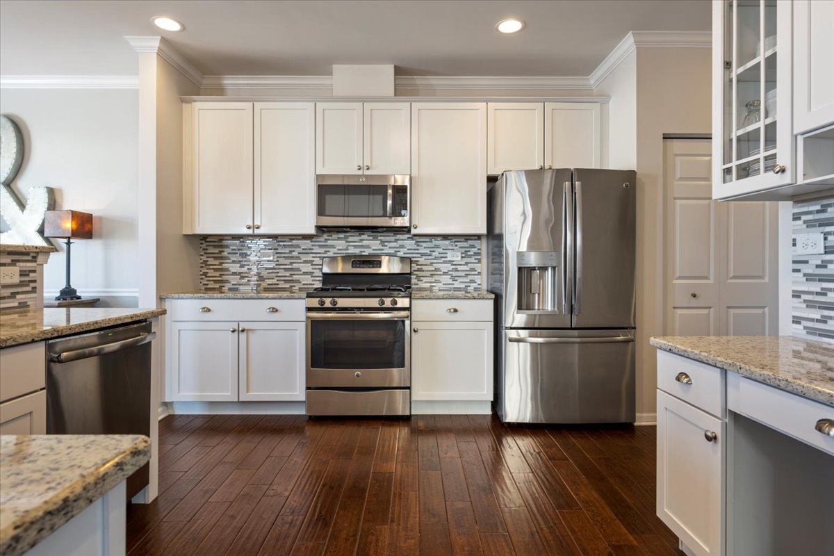 2939 Church Road Aurora, IL 60502 - Photo 4 of 31