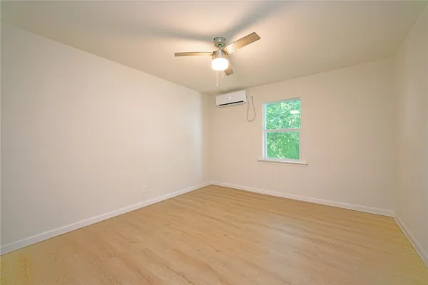 $1,300 | 914 Church Street, Unit 11, Galveston, TX 77550
