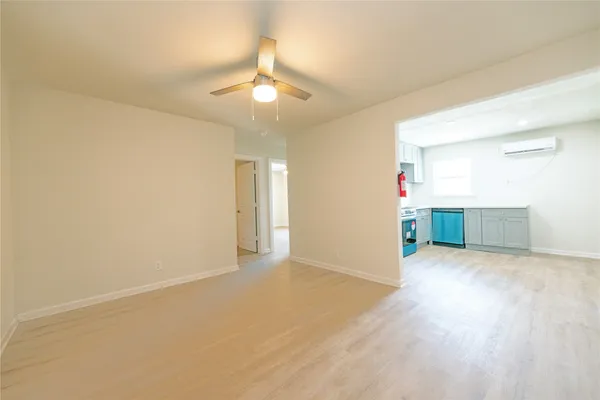 $1,300 | 914 Church Street, Unit 11, Galveston, TX 77550