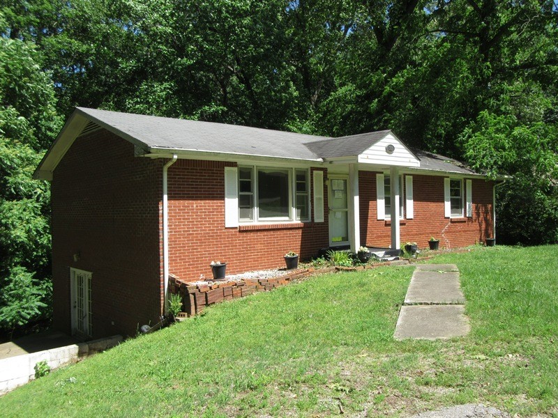 107 Jay Circle Clarksville, TN 37040 - Photo 2 of 12 a front view of house with yard and green space