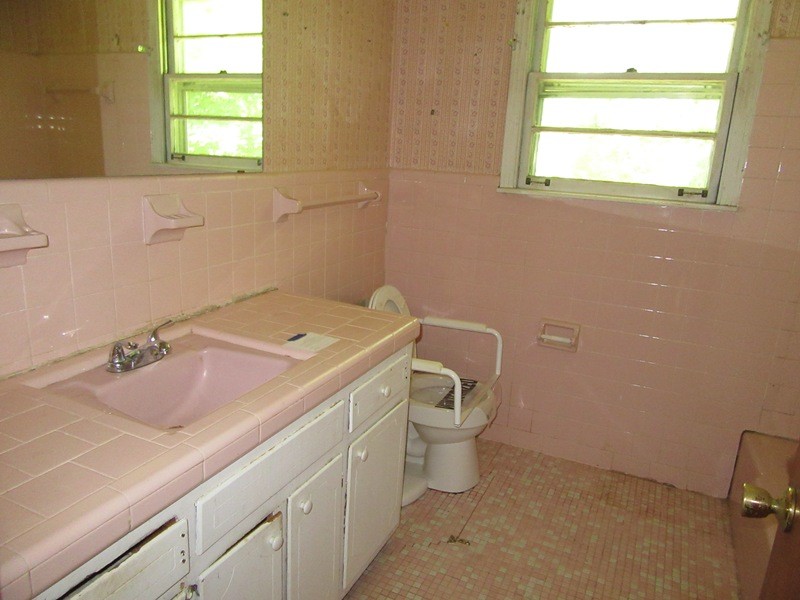 107 Jay Circle Clarksville, TN 37040 - Photo 8 of 12 a bathroom with a sink and a toilet