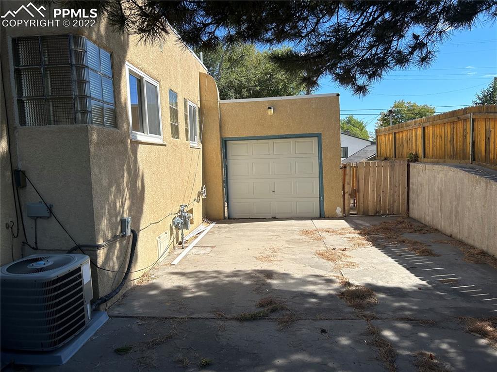 2906 High Street Pueblo, CO 81008 - Photo 23 of 25 a backyard of a house