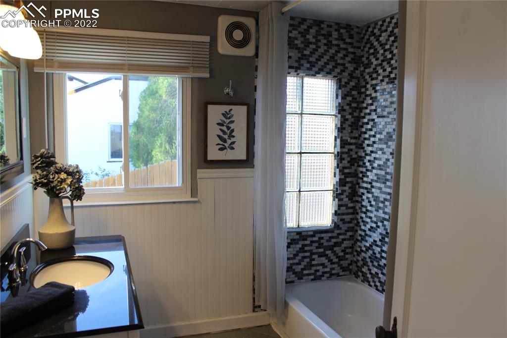 2906 High Street Pueblo, CO 81008 - Photo 10 of 25 a bathroom with a bathtub and window