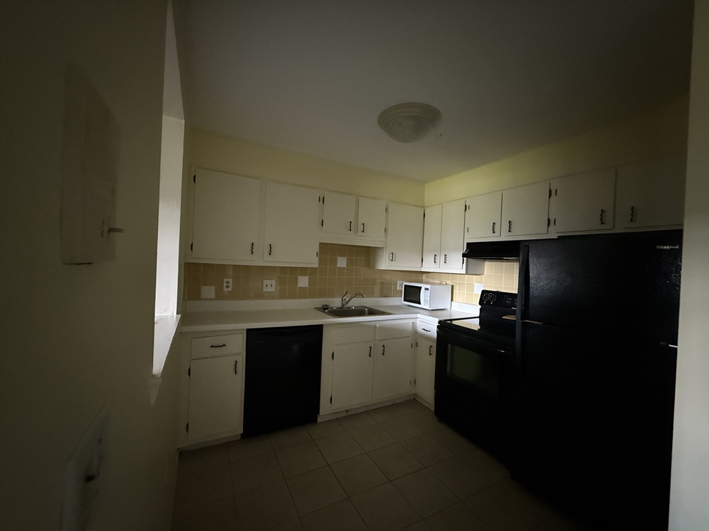 12 Williamsburg Court, Unit 2 Shrewsbury, MA 01545 - Photo 8 of 36 a kitchen with a sink and cabinets
