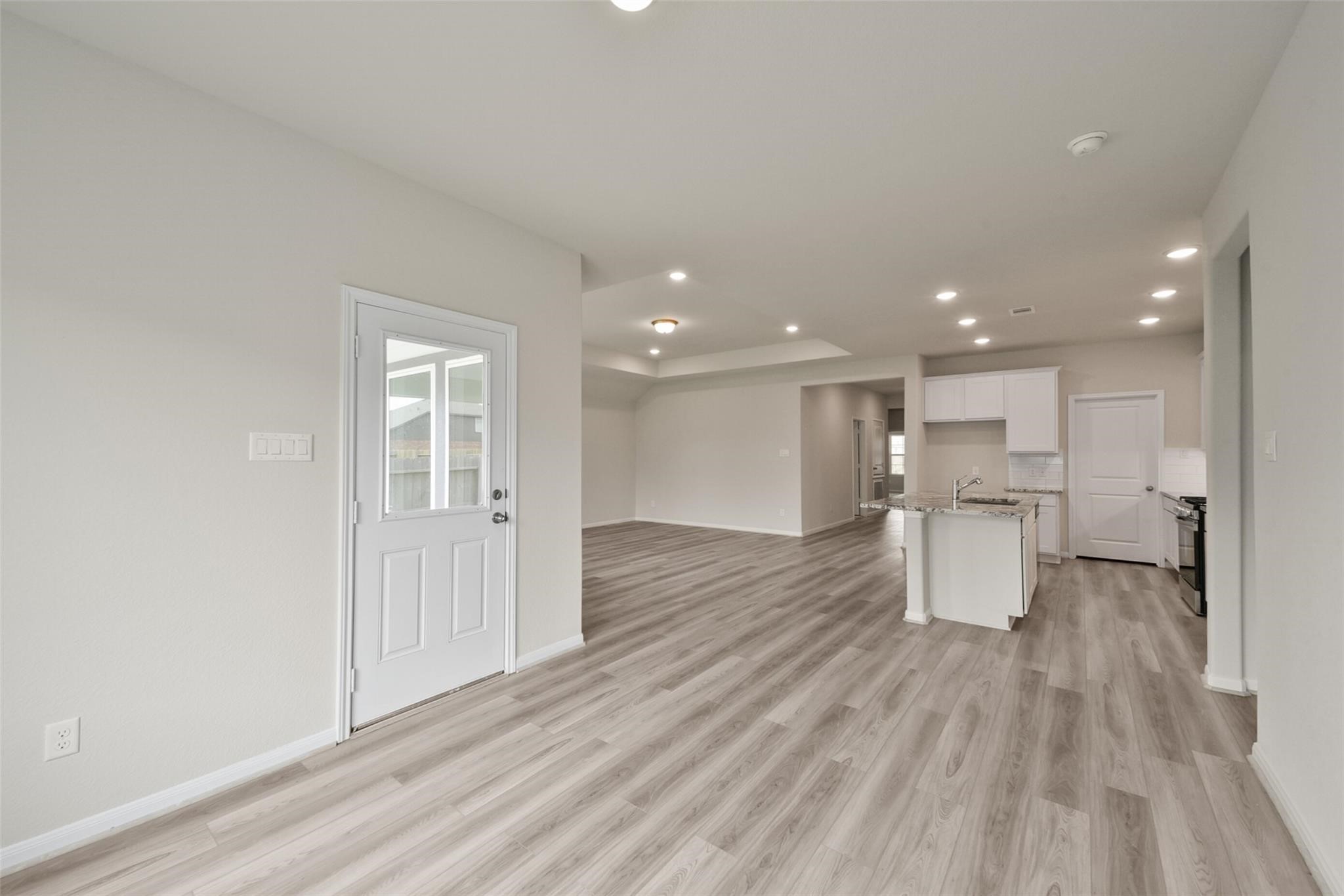10522 Plumas Run Drive Rosharon, TX 77583 - Photo 11 of 29 Sun-drenched living area featuring recessed lighting, light wood floors, and direct access to a fenced backyard.