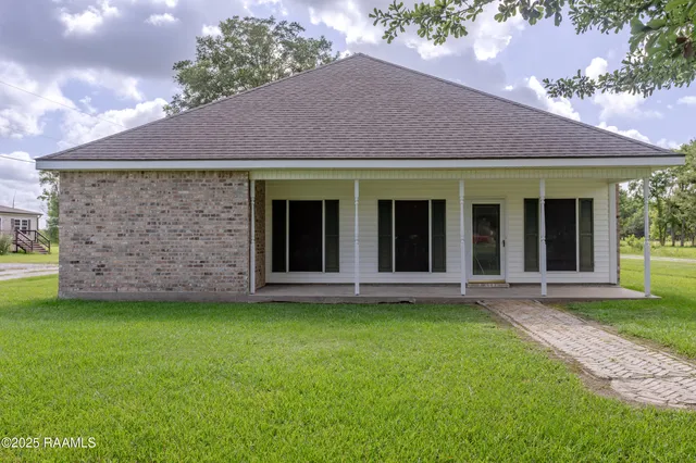 $250,000 | 115 Burton Sonnier Lane, Rayne, LA 70578