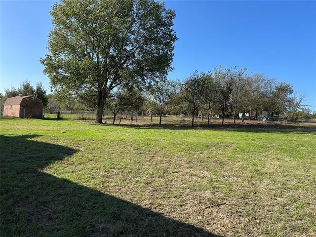 a view of yard with green space