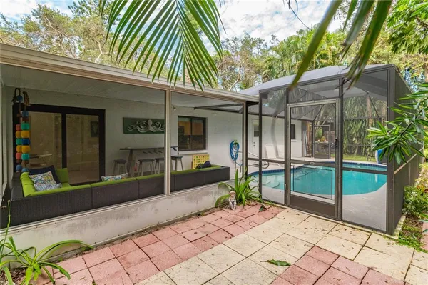 a view of a backyard