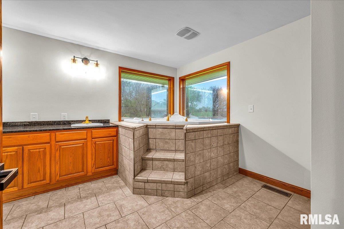 9121 Radnor Road Peoria, IL 61615 - Photo 13 of 27 Gallery Image 13