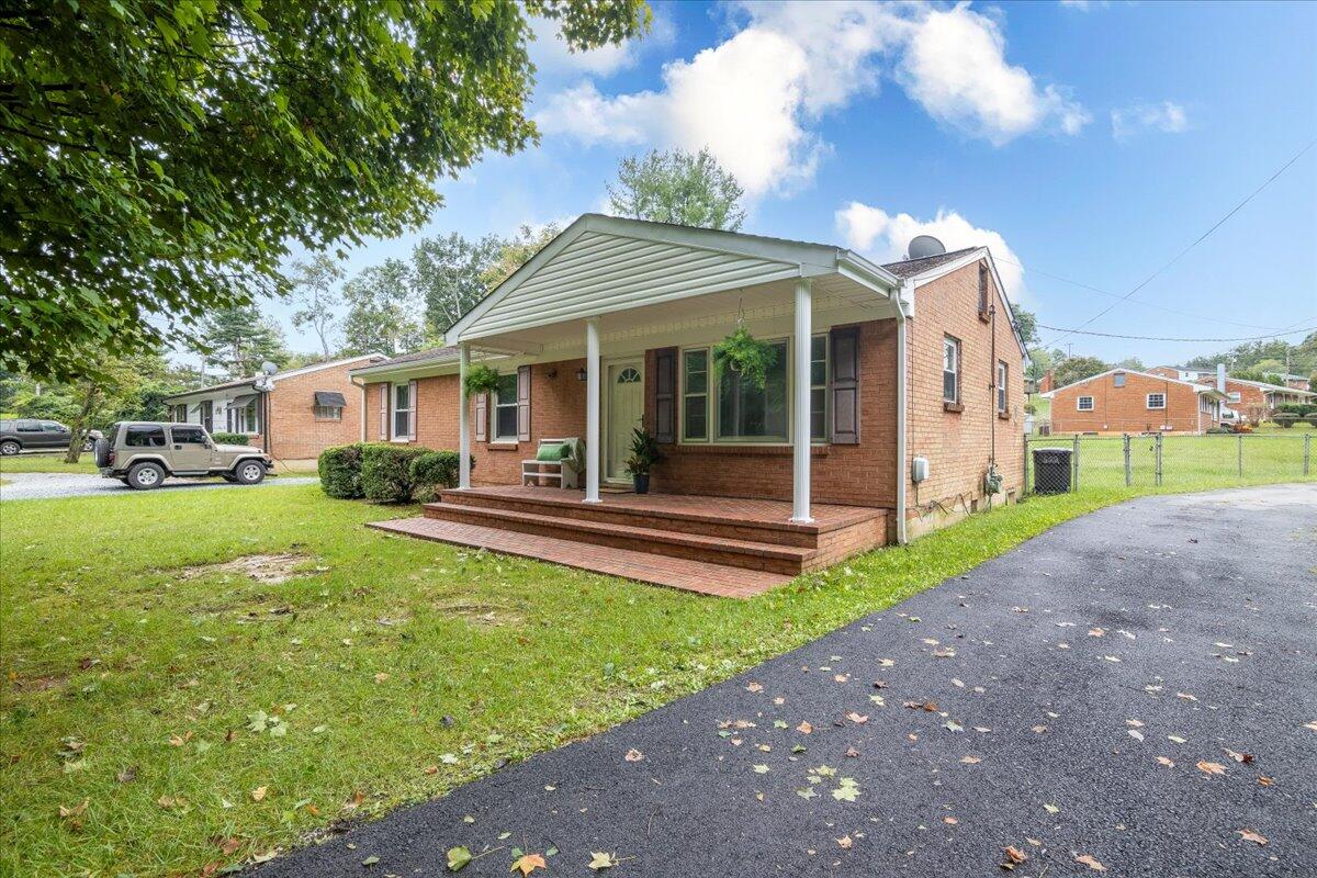 622 Tyler Road Salem, VA 24153 - Photo 22 of 23 01-01 622 Tyler Rd-4661-HDR-Edit Septemb