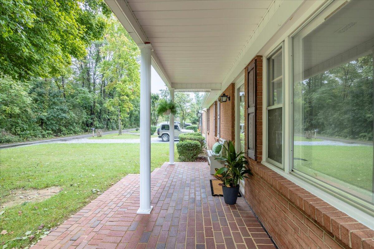 622 Tyler Road Salem, VA 24153 - Photo 3 of 23 04-05 622 Tyler Rd-4681-HDR September