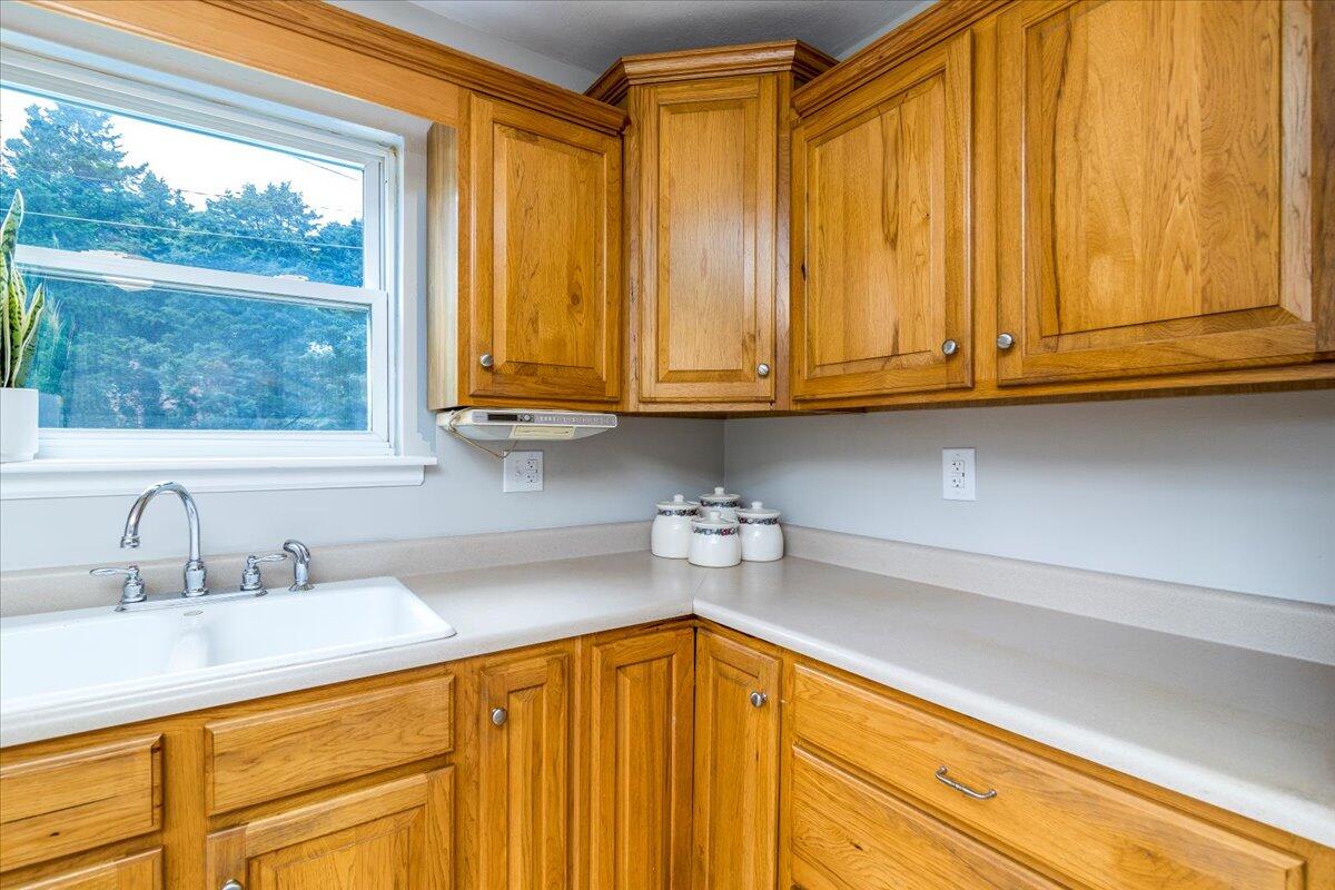 622 Tyler Road Salem, VA 24153 - Photo 10 of 23 10-11 622 Tyler Rd-4715-Edit September