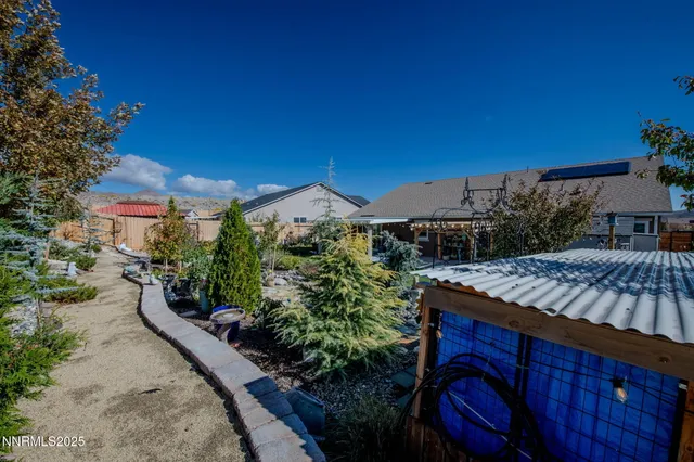 a view of a backyard