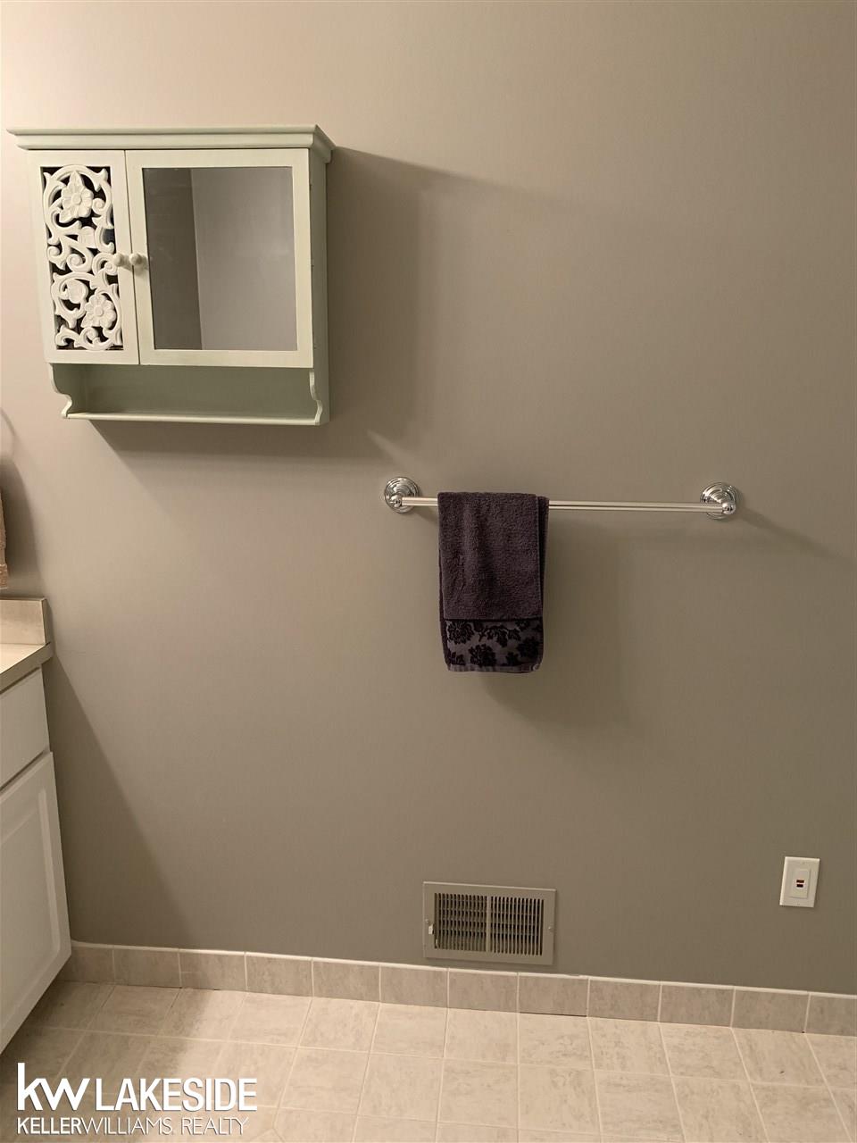 23122 Rochelle Street Macomb, MI 48042 - Photo 32 of 55 31383961-35.JPG