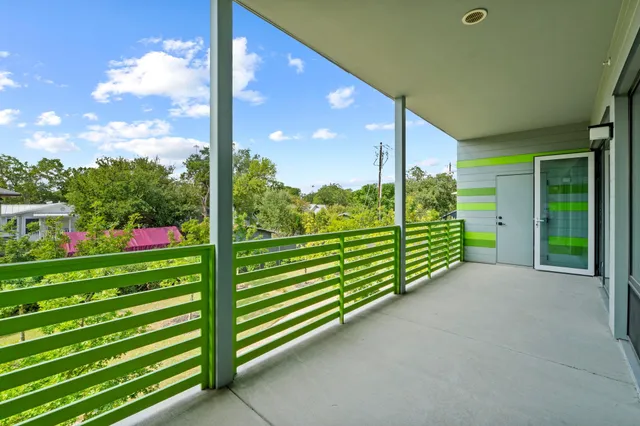 a view of a back yard