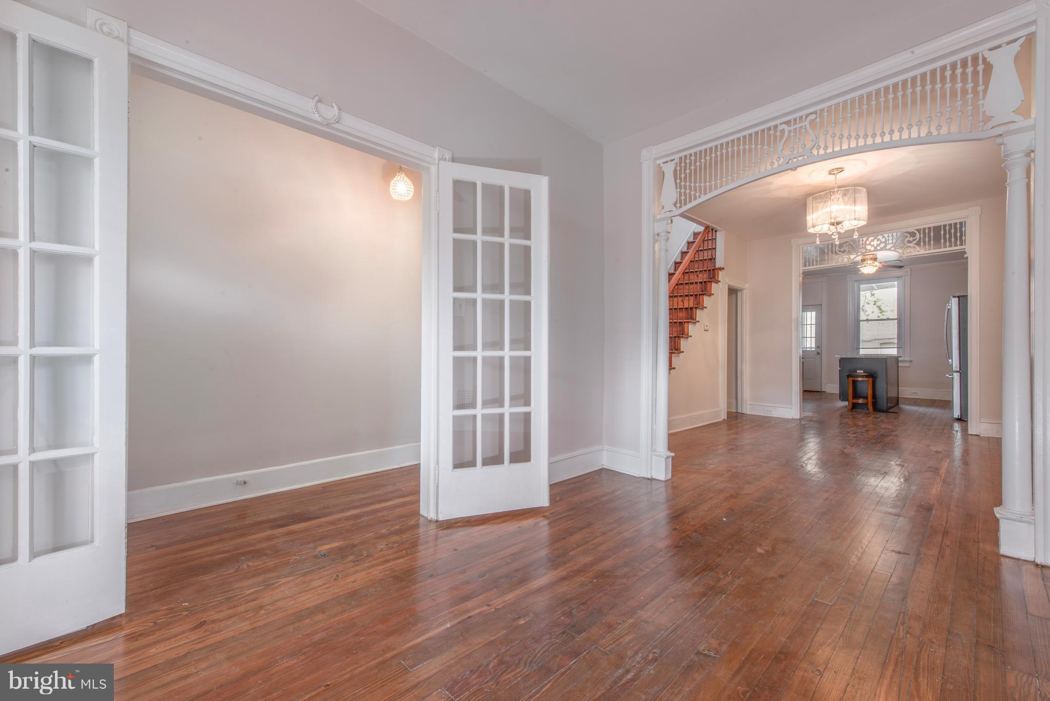 4303 Falls Road Baltimore, MD 21211 - Photo 4 of 21 Living Room