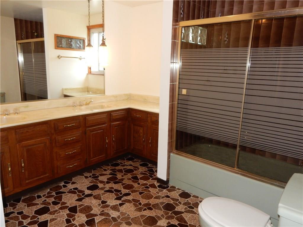 3719 Schuette Road Pittsburgh, PA 15227 - Photo 15 of 24 The full bath on the upper level