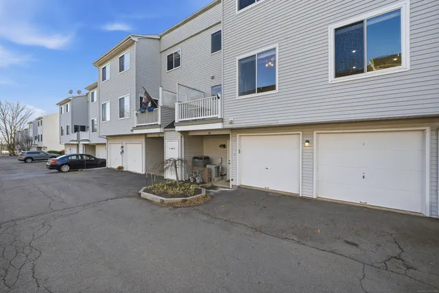 $269,900 | 84 Staffordshire Commons Drive, Unit 84, Wallingford, CT 06492