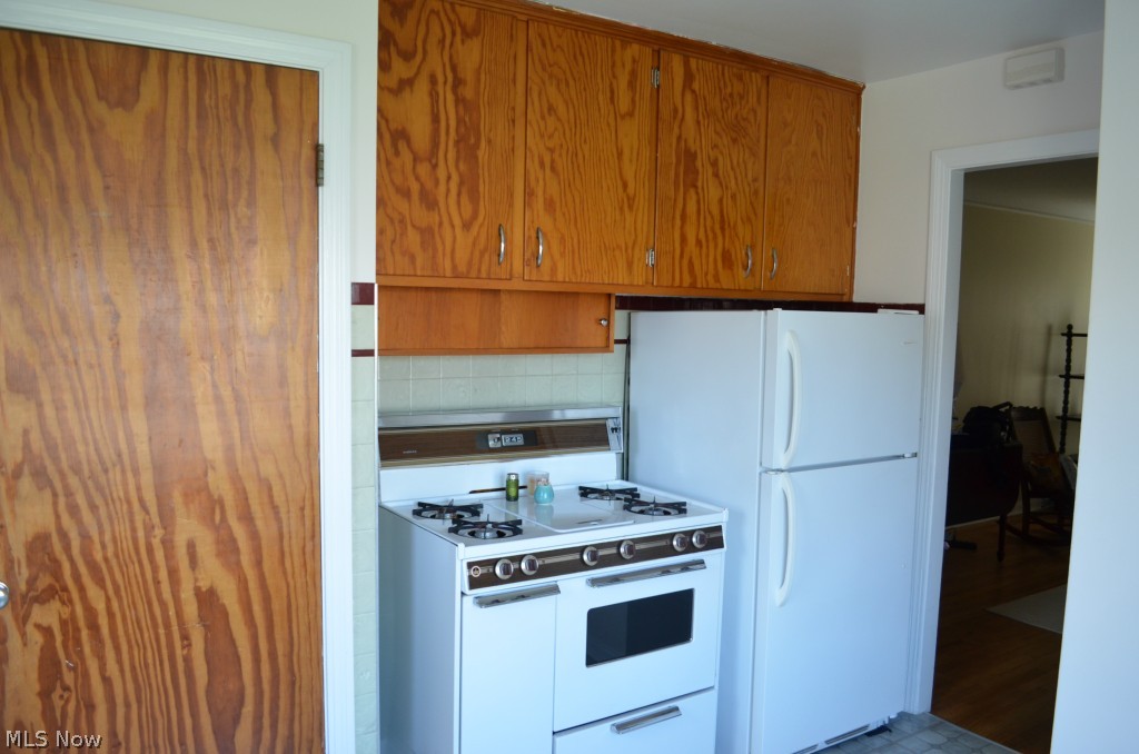 8105 Spring Garden Road Cleveland, OH 44129 - Photo 6 of 15