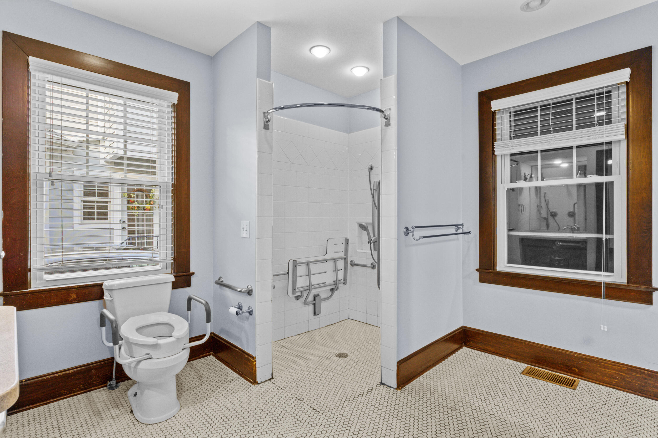 424 Ridgeway Road Lexington, KY 40502 - Photo 12 of 74 First Floor Primary Bathroom