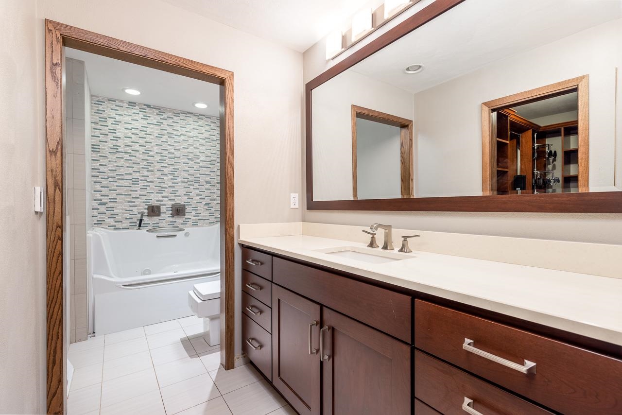 10694 Saddle Path Road Belvidere, IL 61008 - Photo 22 of 49 a bathroom with a sink a toilet and shower