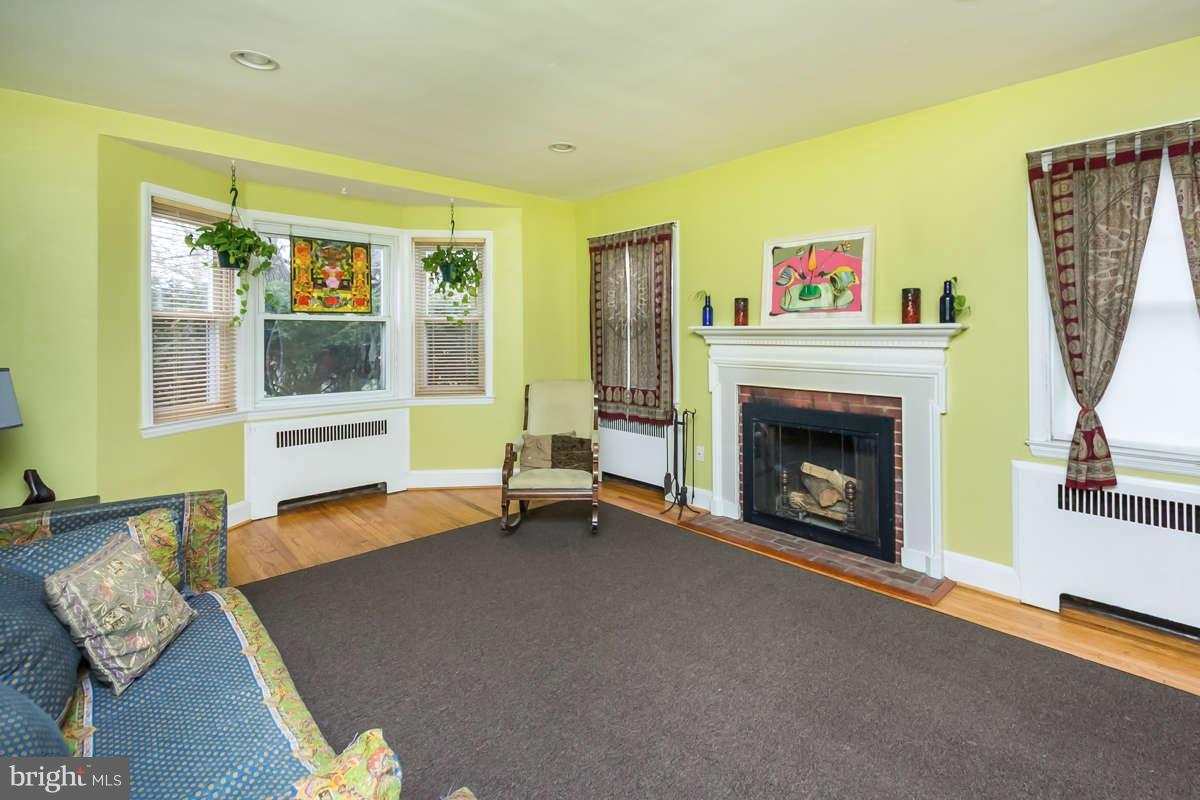 4431 Harcourt Road Baltimore, MD 21214 - Photo 3 of 30 Living Room