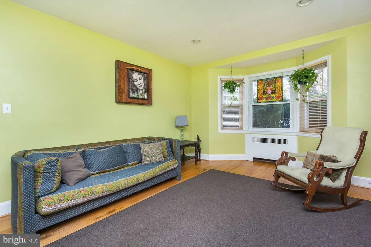 4431 Harcourt Road Baltimore, MD 21214 - Photo 4 of 30 Living Room
