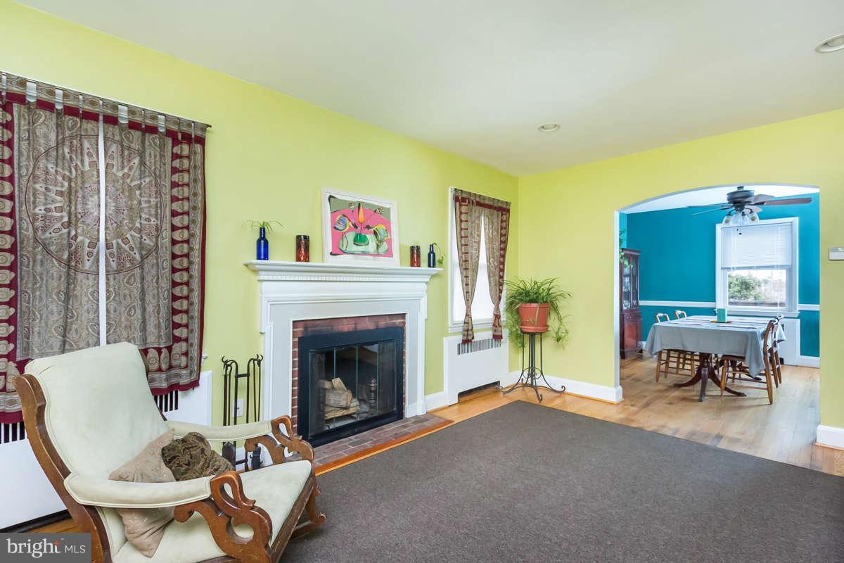 4431 Harcourt Road Baltimore, MD 21214 - Photo 5 of 30 Living Room