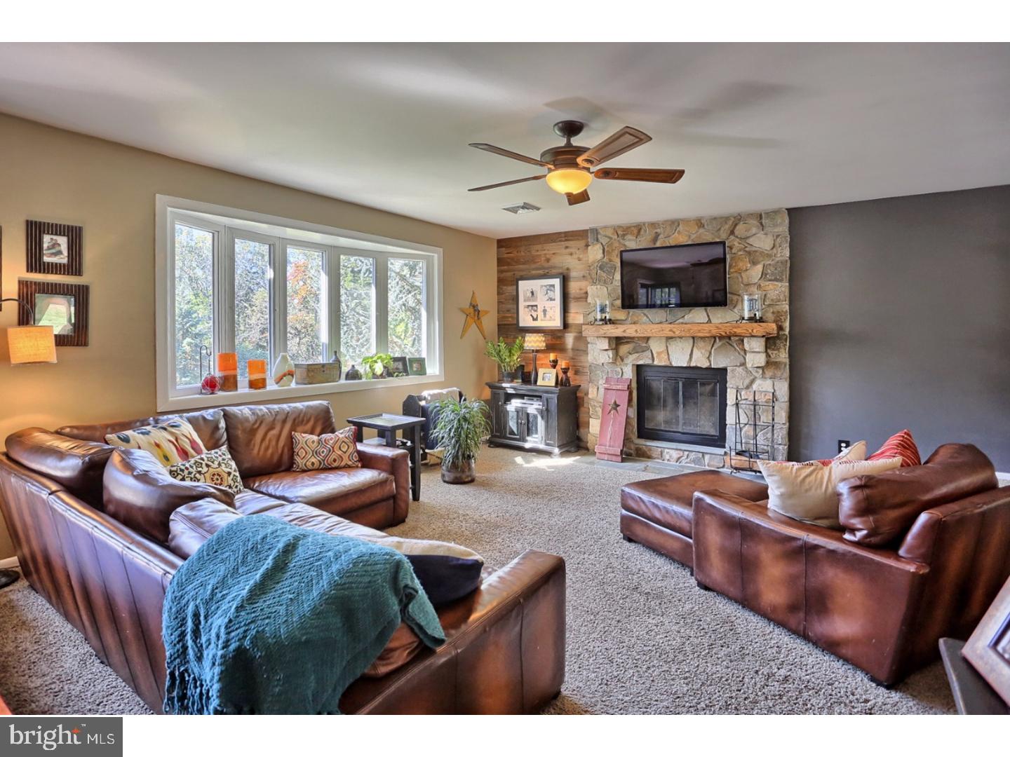 496 Wegman Road Reading, PA 19606 - Photo 4 of 25 Living Room