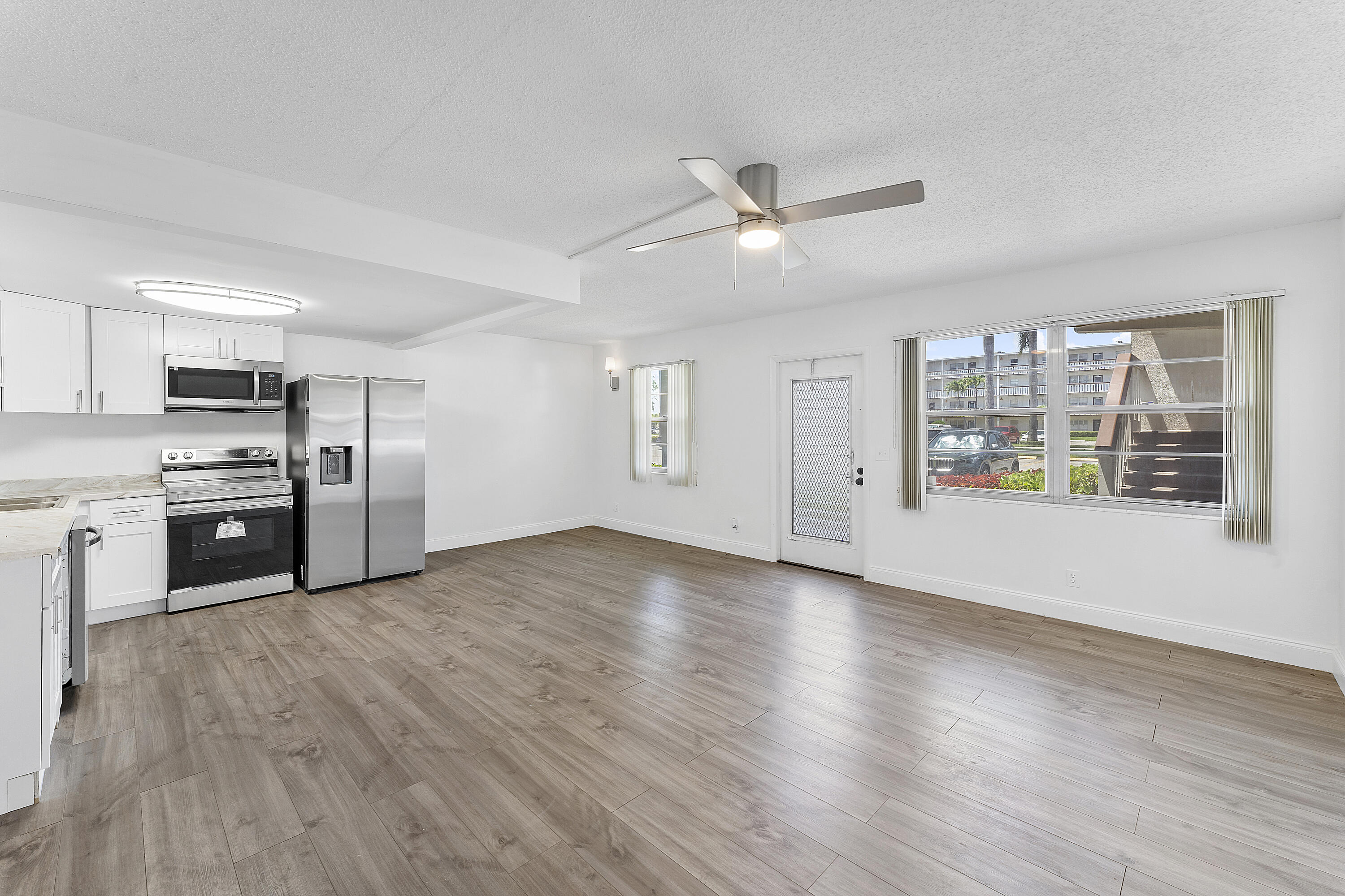 1052 Hythe A Boca Raton, FL 33434 - Photo 4 of 10 IMG_7684