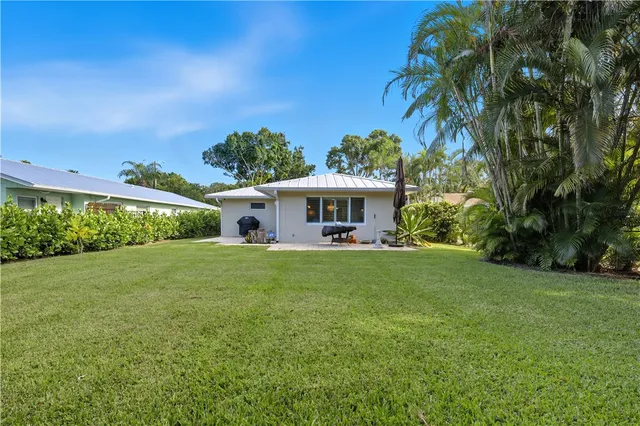 $3,500 | 676 Royal Palm Place, Vero Beach, FL 32960