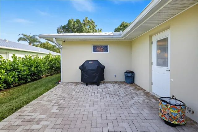 $3,500 | 676 Royal Palm Place, Vero Beach, FL 32960