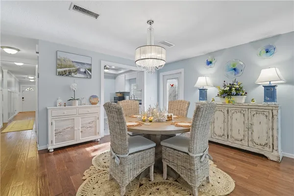 $3,500 | 676 Royal Palm Place, Vero Beach, FL 32960